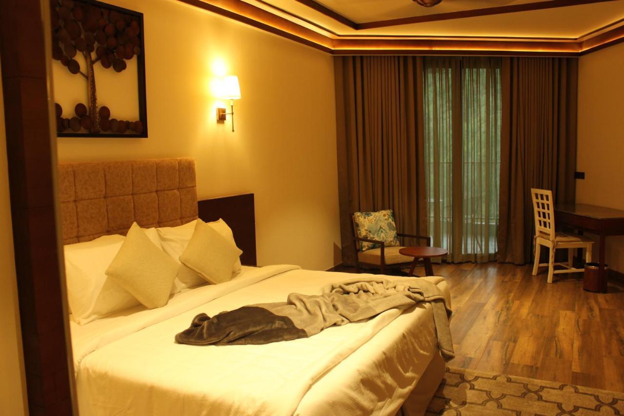Niraamaya Retreats Samroha อทิราพาลลี ภายนอก รูปภาพ