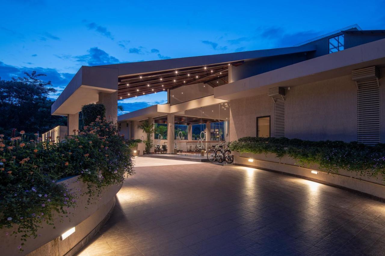 Niraamaya Retreats Samroha อทิราพาลลี ภายนอก รูปภาพ